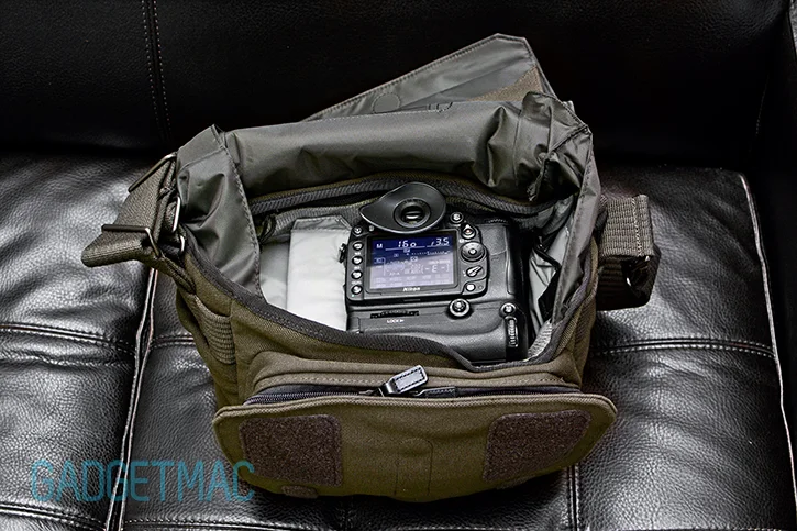 lowepro_pro_messenger_160_aw_interior_dslr_with_grip.jpg