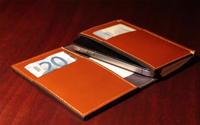landmarks_lions_leather_iphone_wallet_guide.jpg