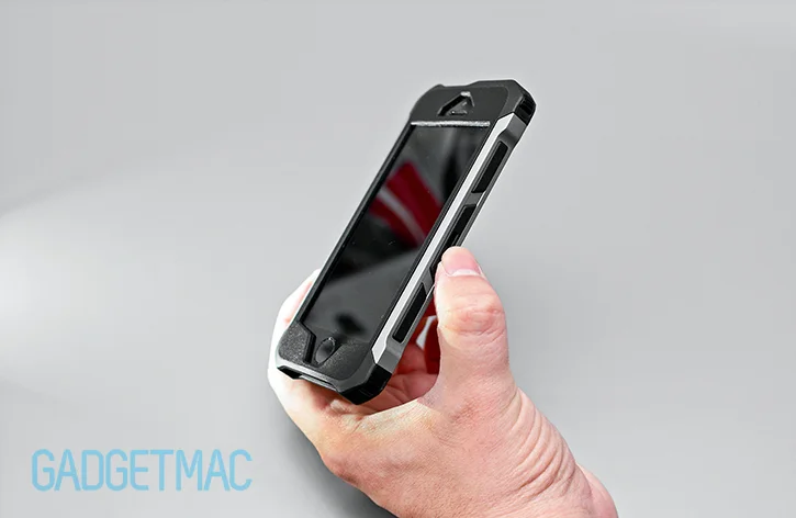 element_case_rogue_al_aluminum_carbon_fiber_iphone_5_5s_case_side_grip_detail_rails.jpg