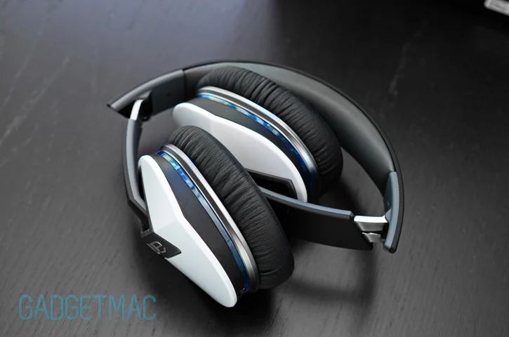 logitech_ue_6000_headphones_folded.jpg