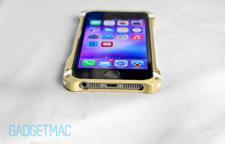 element_case_sector_5_au_gold_aluminum_iphone_5s_case_botton_opening.jpg