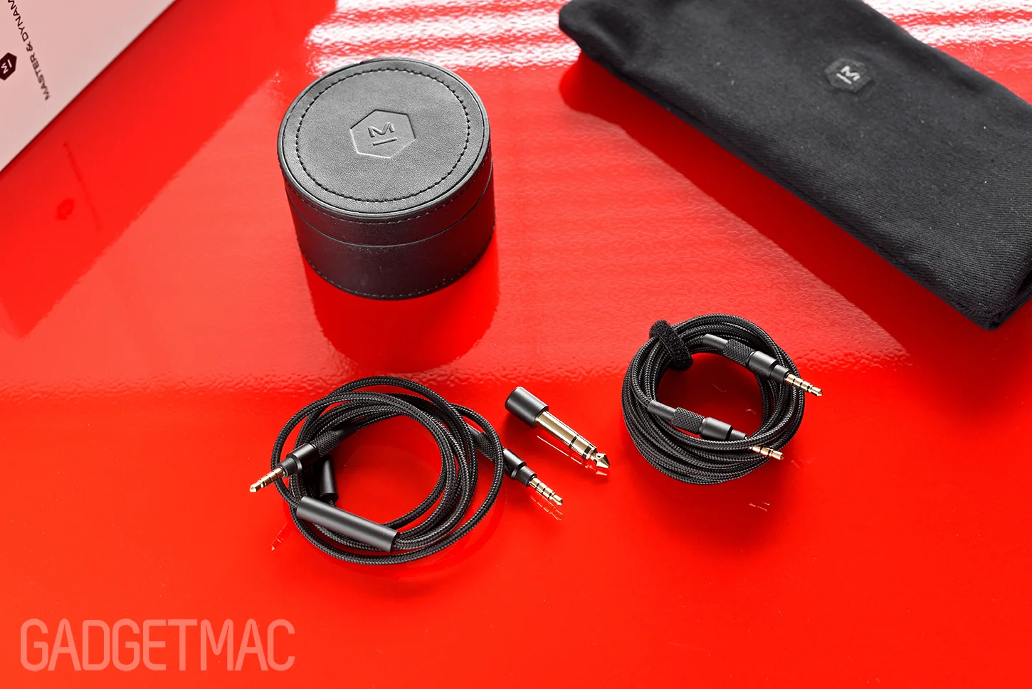 master_and_dynamic_mh40_headphones_included_detachable_cables_accessories.jpg