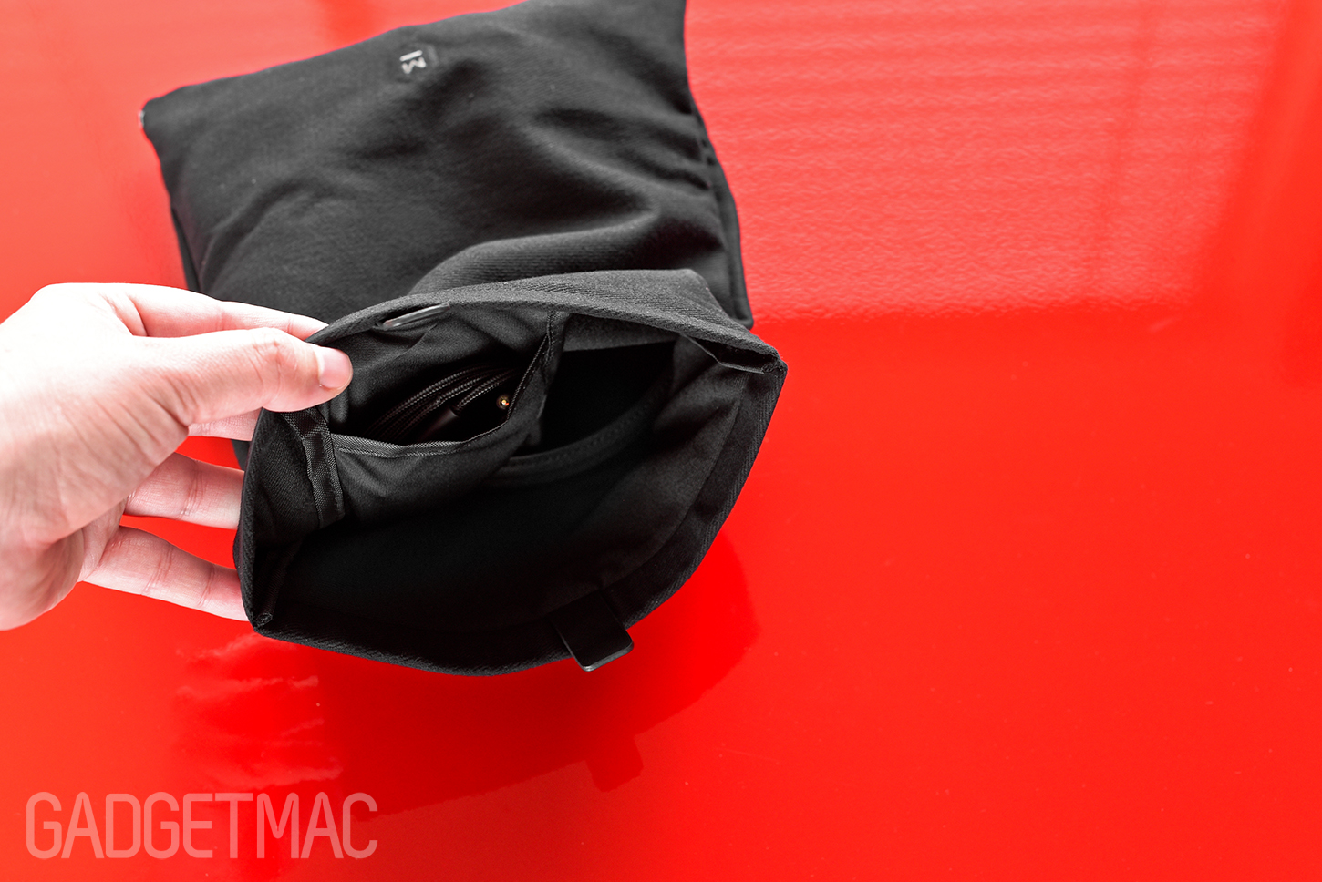 master_and_dynamic_mh40_canvas_carry_pouch_interior.jpg