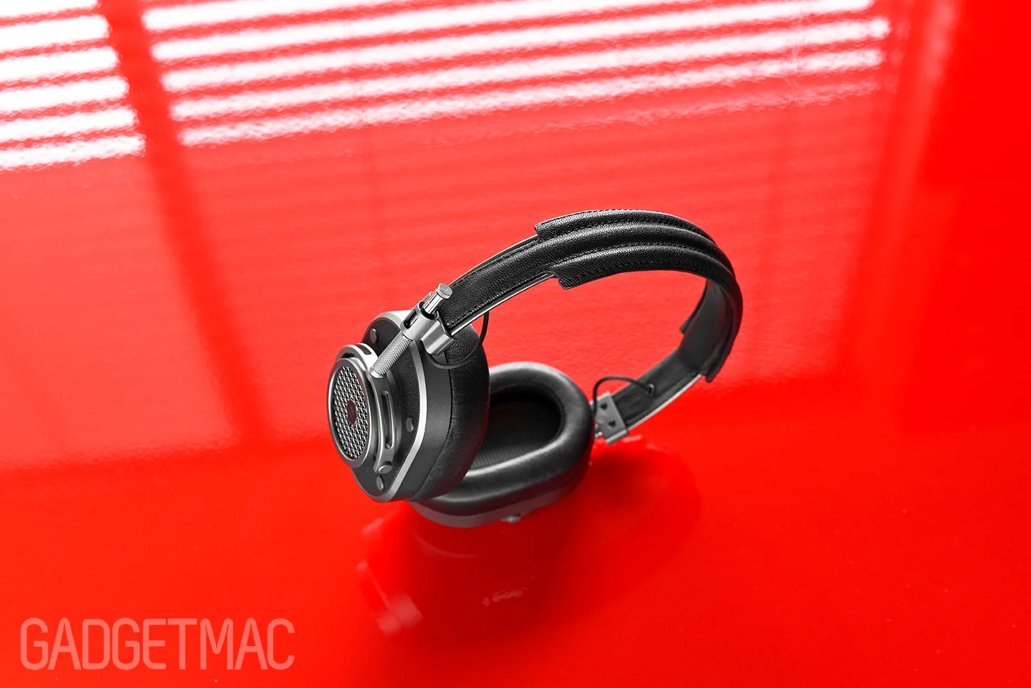 master_dynamic_mh40_headphones_leather_and_metal.jpg