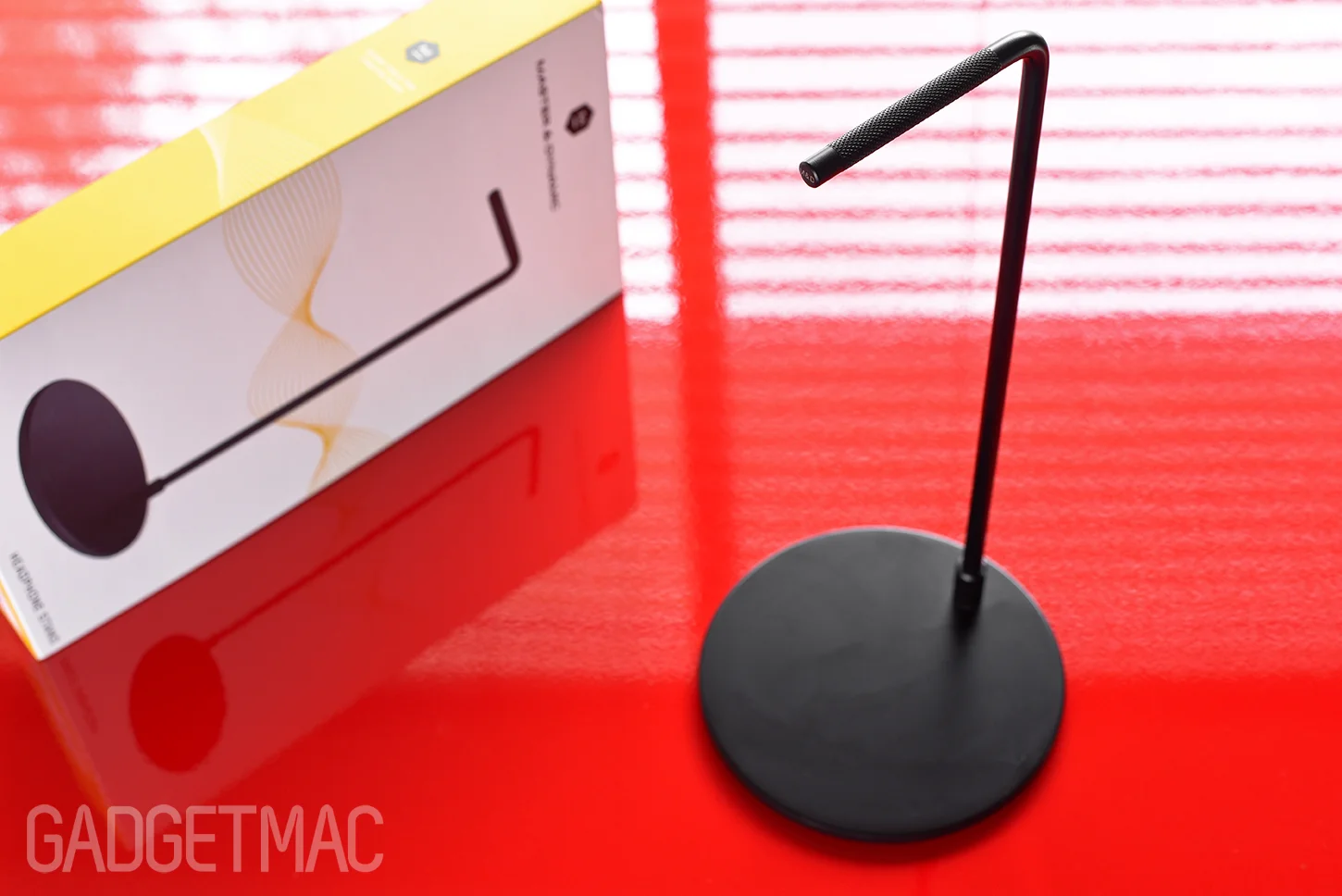 master_and_dynamic_headphone_stand.jpg