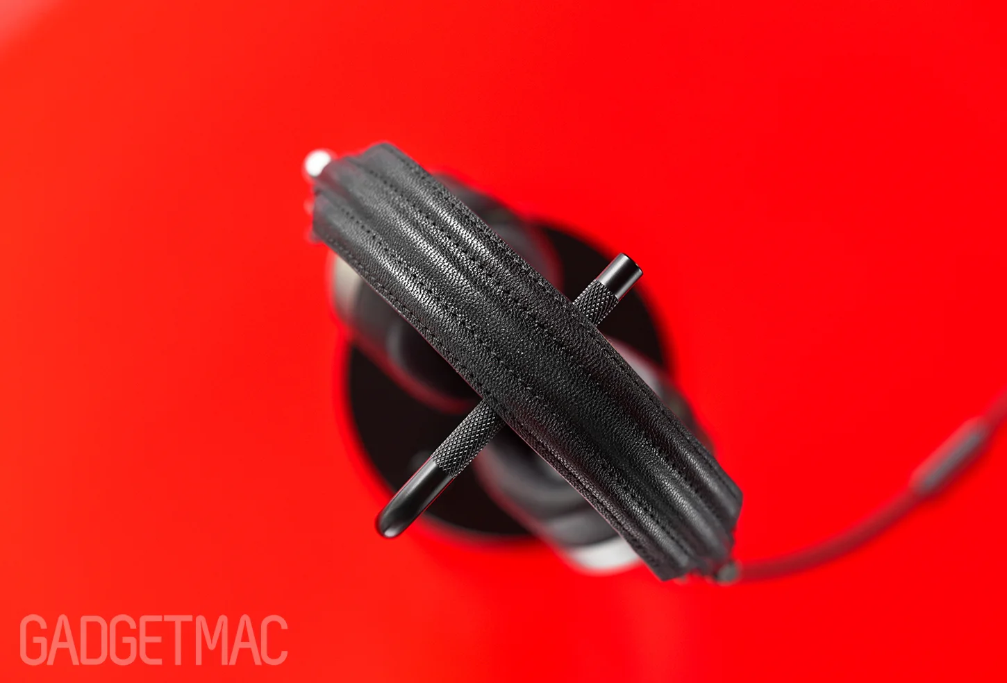 master_and_dynamic_steel_headphone_desk_stand_top.jpg