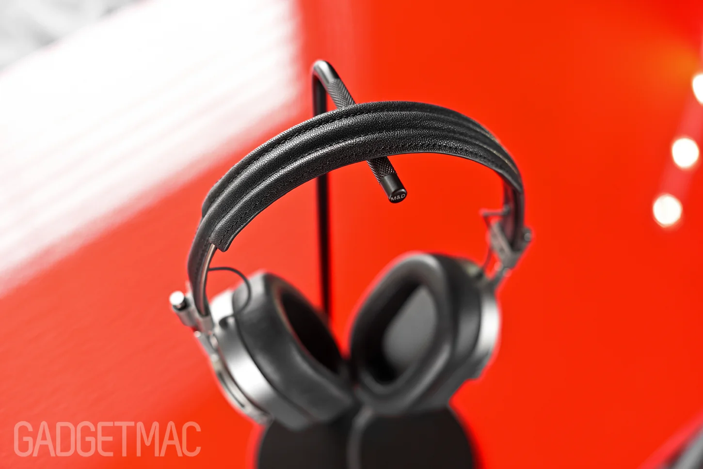 master_and_dynamic_headphone_stand_with_mh40.jpg