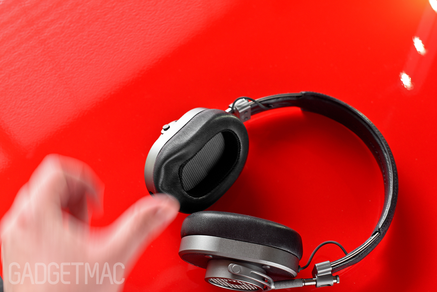 master_and_dynamic_mh40_headphones_memory_foam_ear_pads.jpg