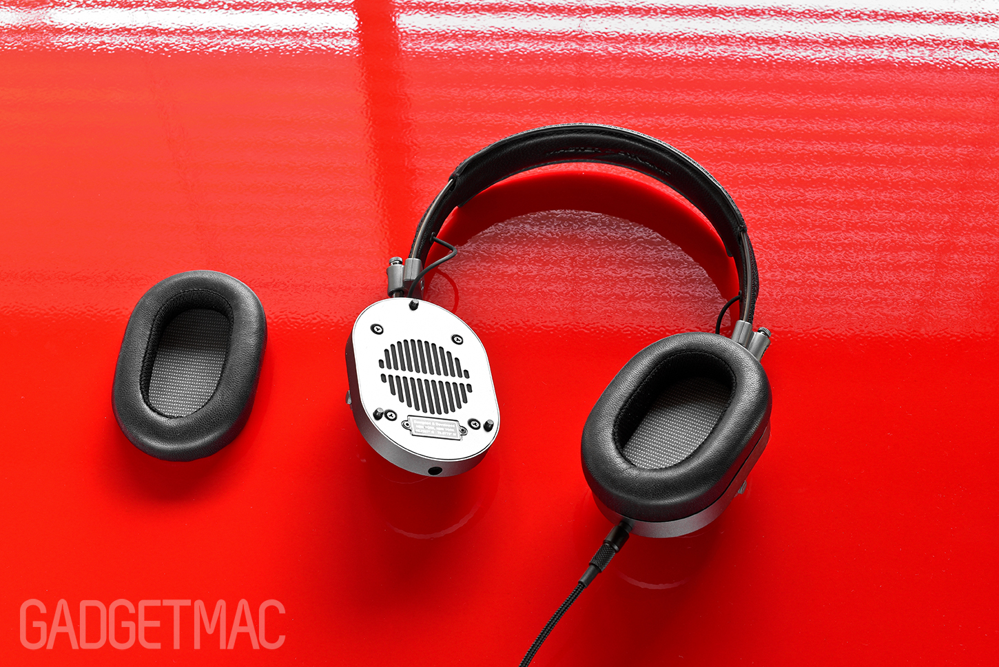 master_and_dynamic_mh40_removable_ear_pads.jpg
