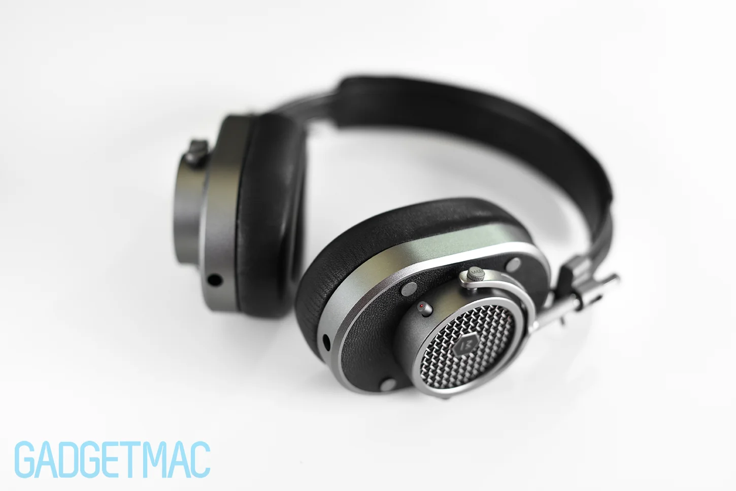 master_and_dynamic_mh40_headphones_mute_button.jpg