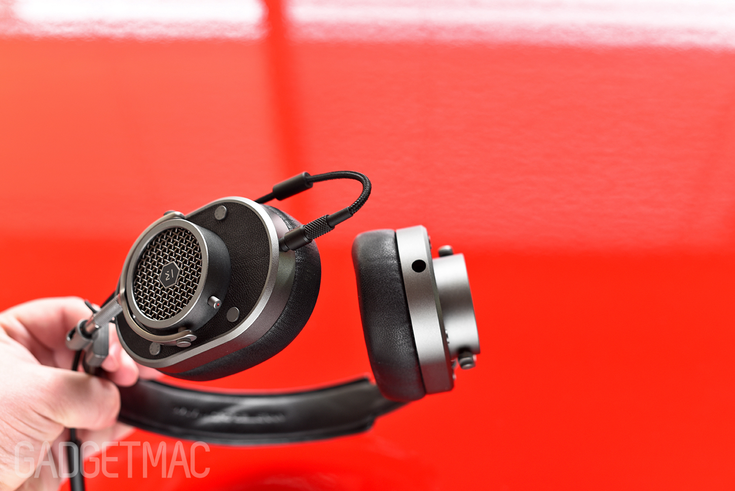 master_and_dynamic_mh40_headphones_dual_audio_inputs_outputs.jpg