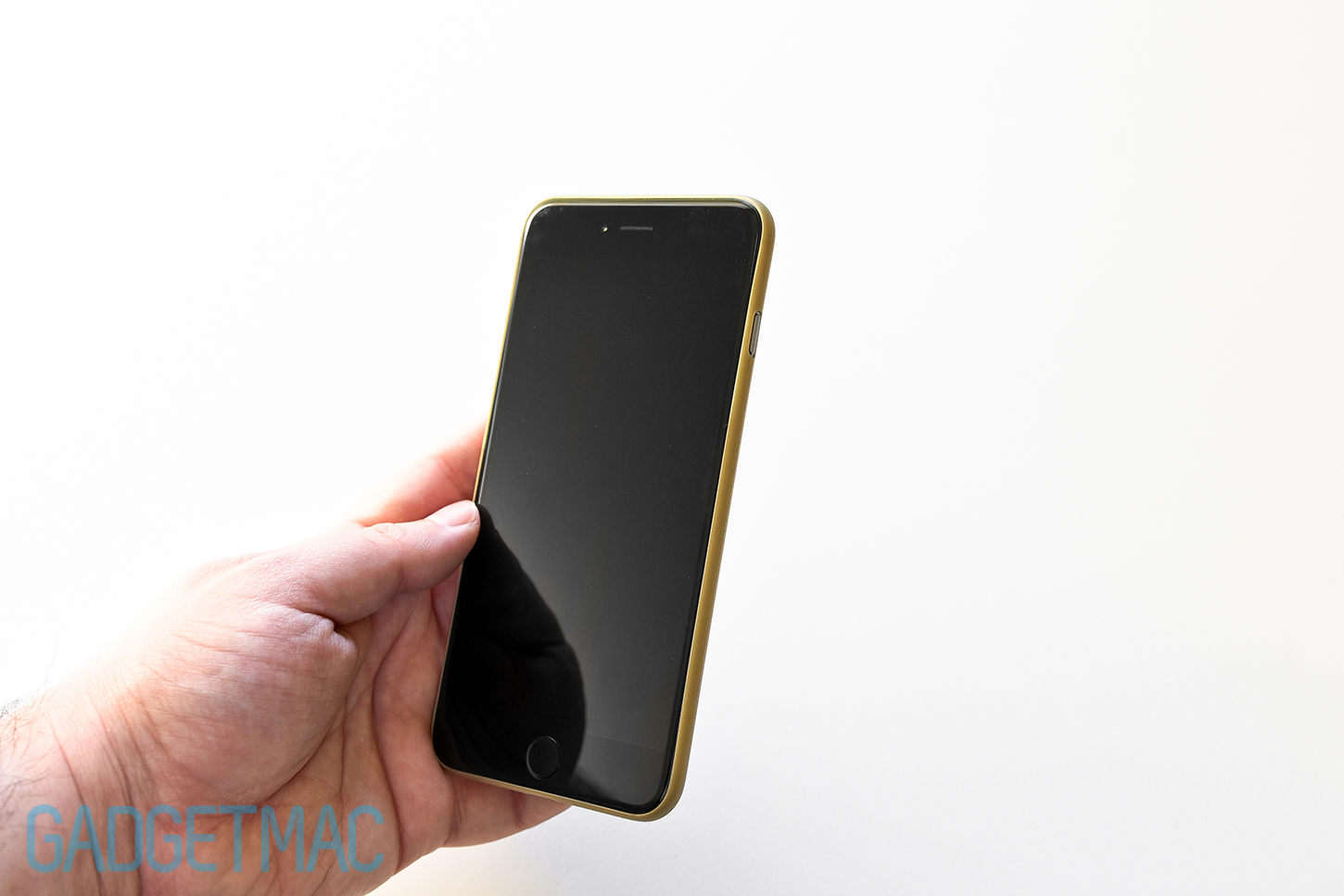 shumuri-slim-extra-iphone-6-plus-case-gold-on-space-gray.jpg