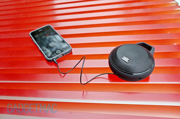 jbl_clip_speaker_built_in_audio_cable.jpg