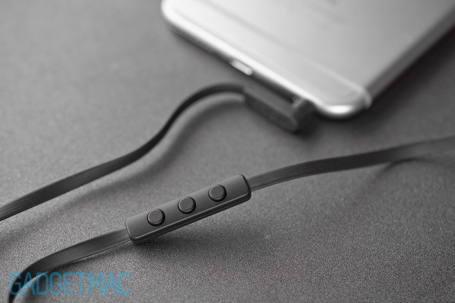 nocs-ns500-aluminum-in-ear-3-button-remote-black.jpg