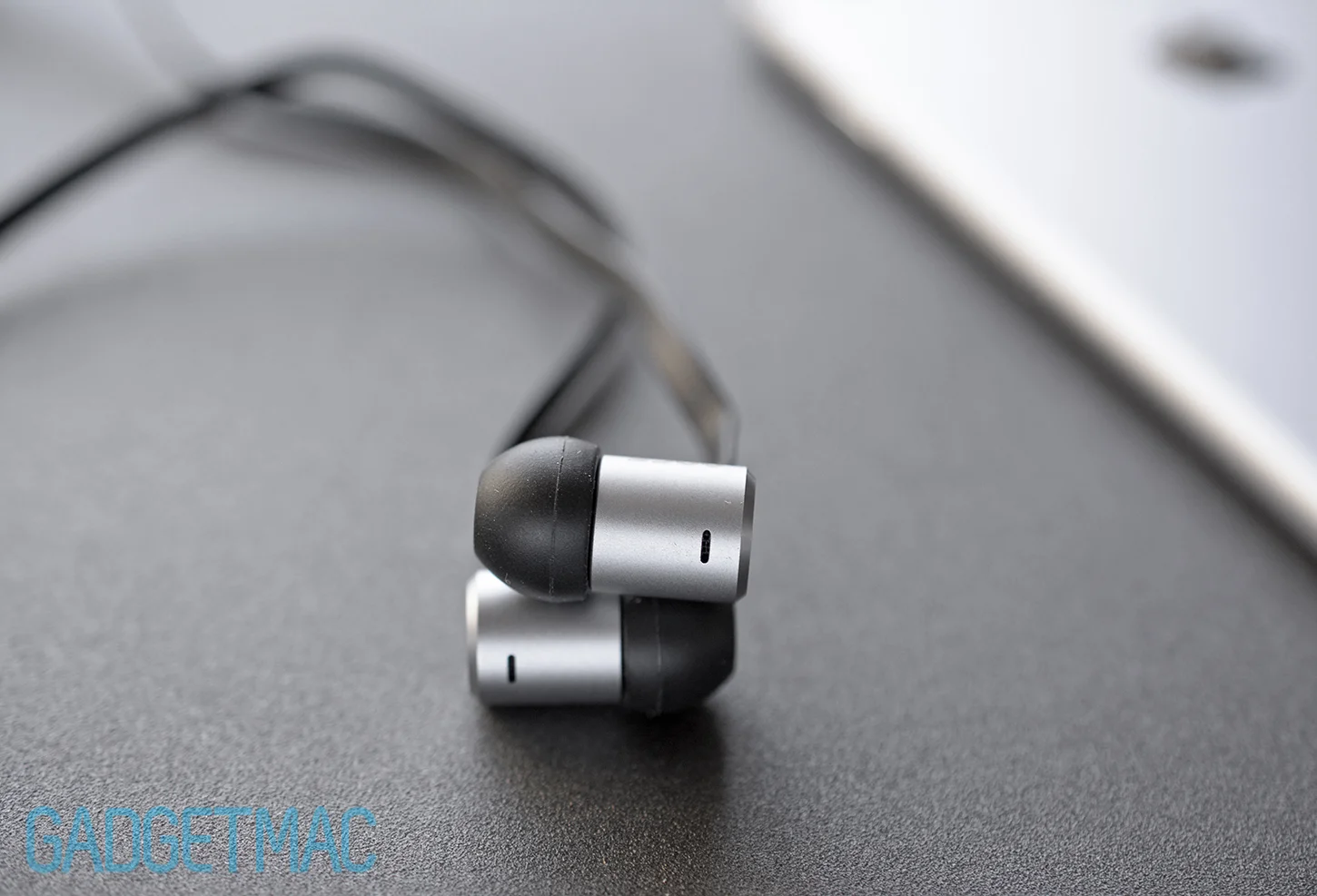 nocs-ns500-aluminum-in-ear-headphones-air-vents.jpg