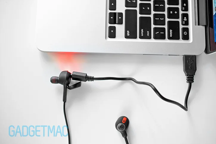 jabra_rox_wireless_in_ear_headphones_charging.jpg