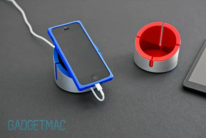 just_mobile_alucup_desktop_stand__iphone_5_charging.jpg