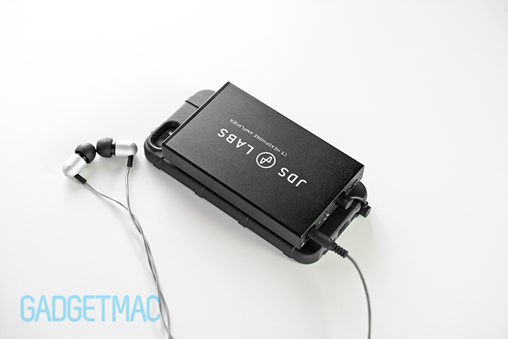 jds_labs_c5_headphone_amp_iphone_5s_attached_portable_setup.jpg