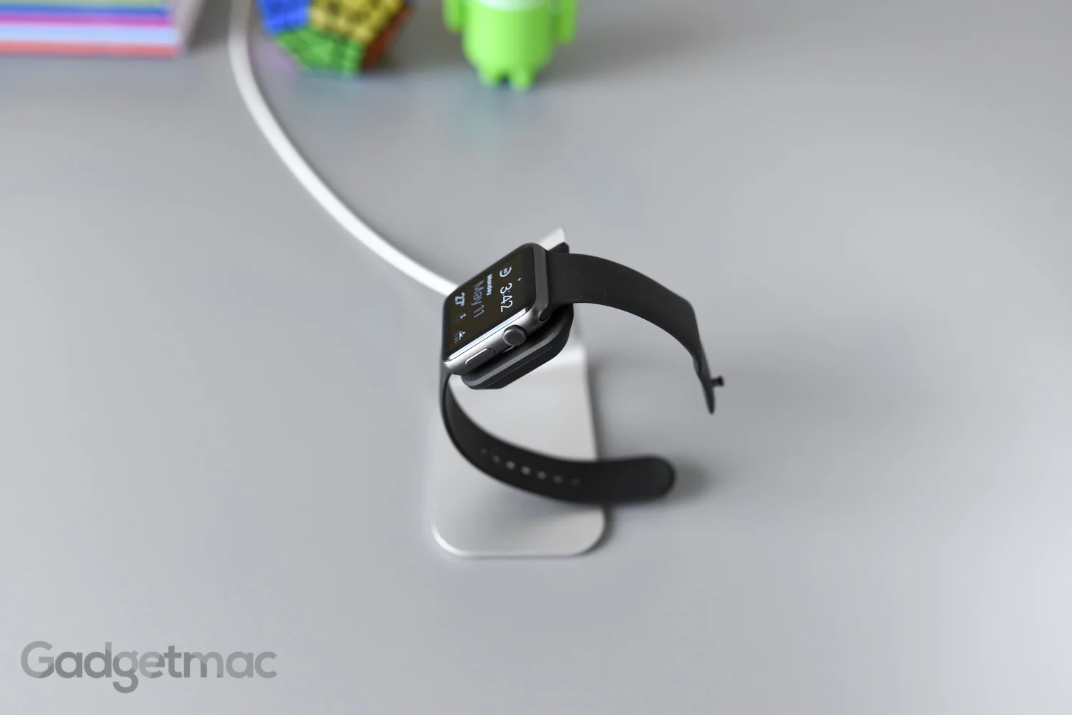 spigen-s330-apple-watch-stand-dock-side.jpg