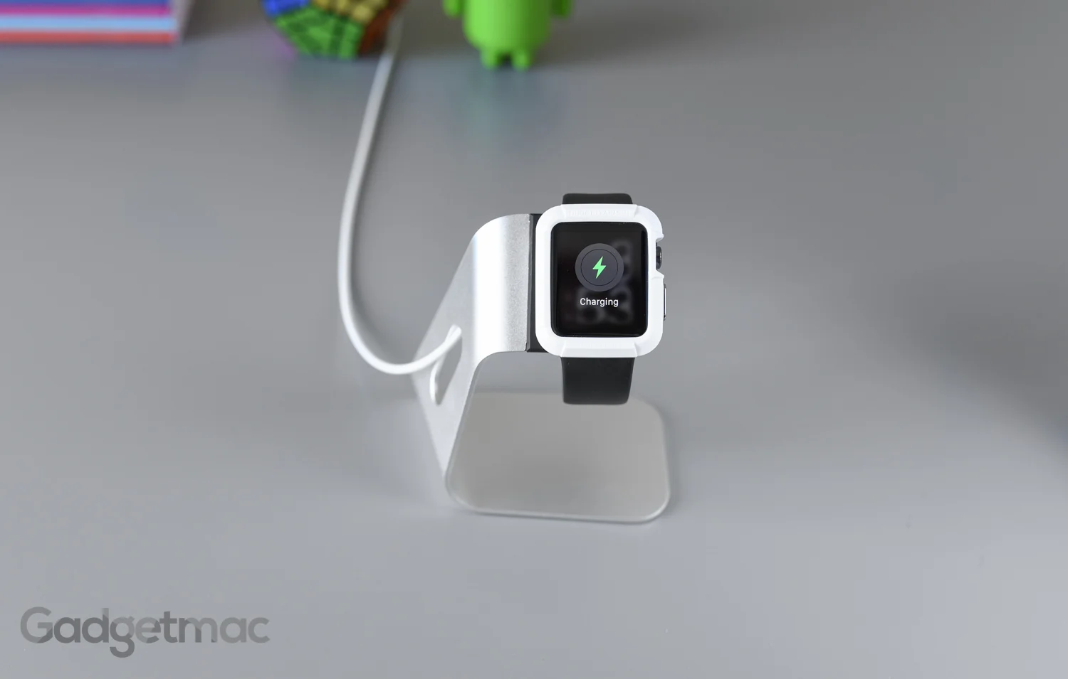 spigen-s330-apple-watch-stand-dock-with-case.jpg