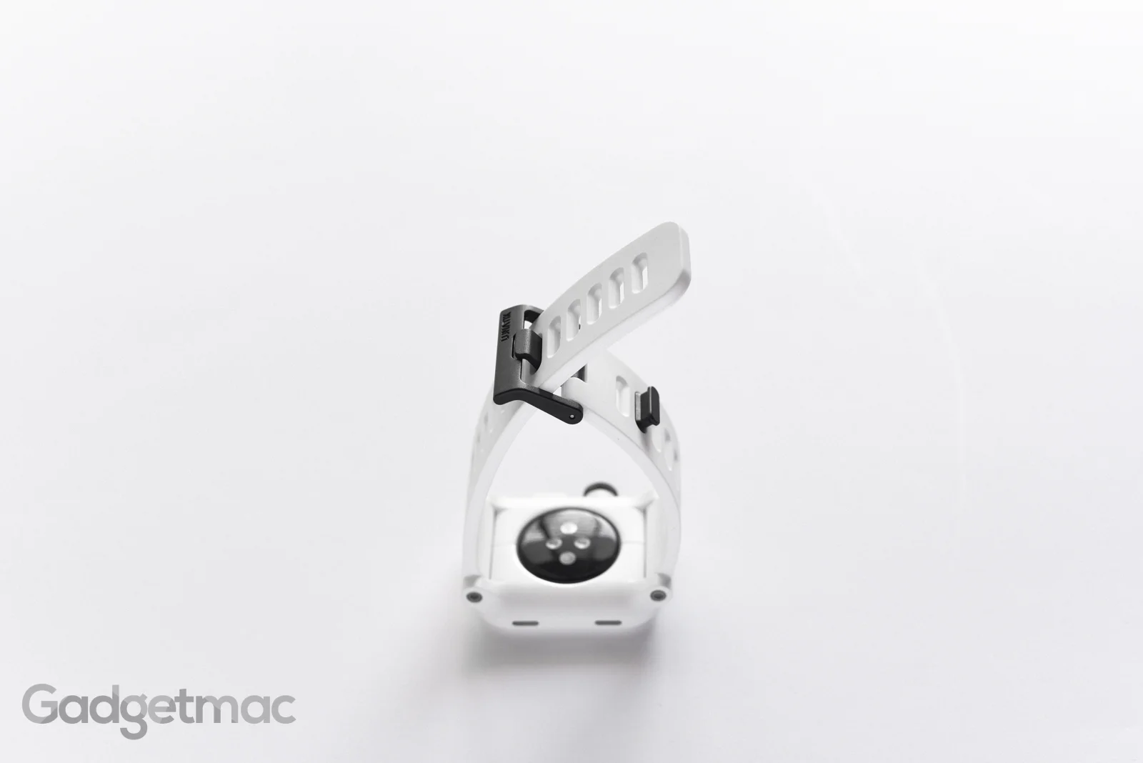 lunatik_epik_polycarbonate_white_strap_adjustment_1.jpg