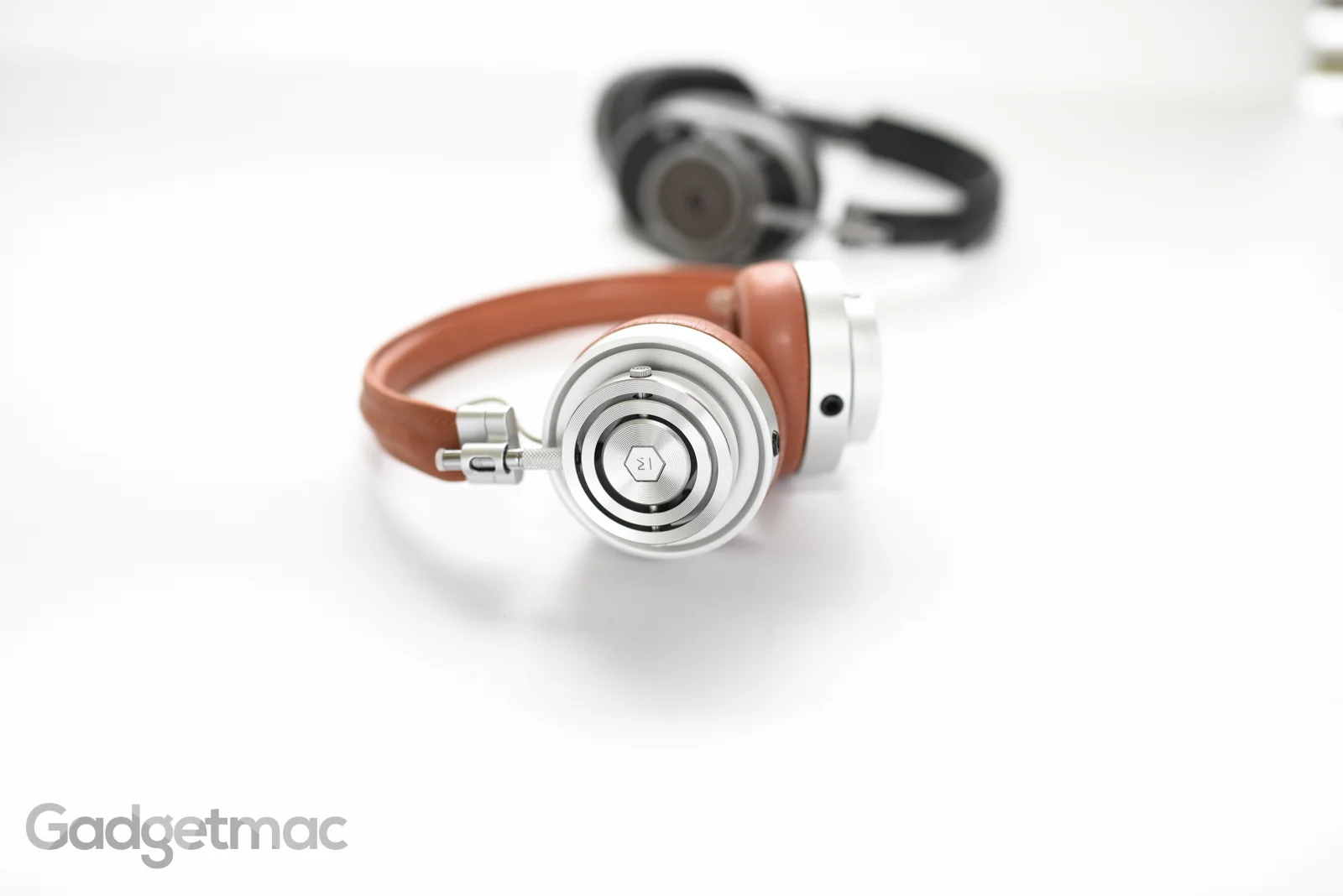 master_and_dynamic_mh30_headphones_brown_silver.jpg