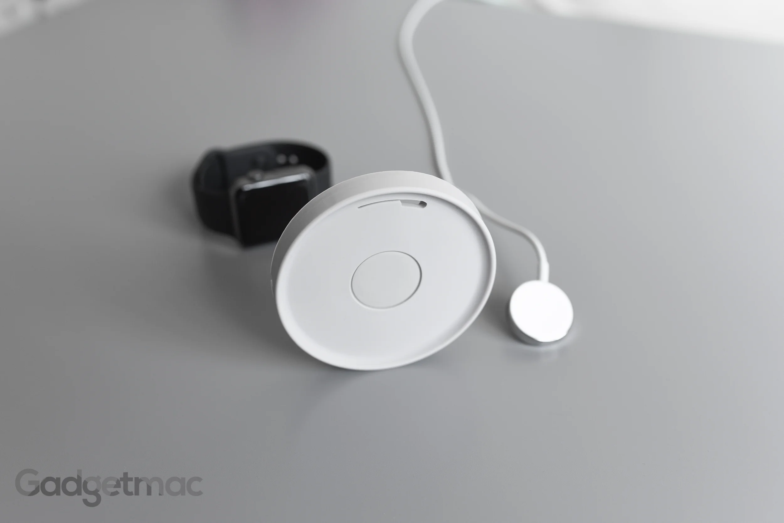 bluelounge_kosta_apple_watch_charging_coaster_dock_light_grey.jpg