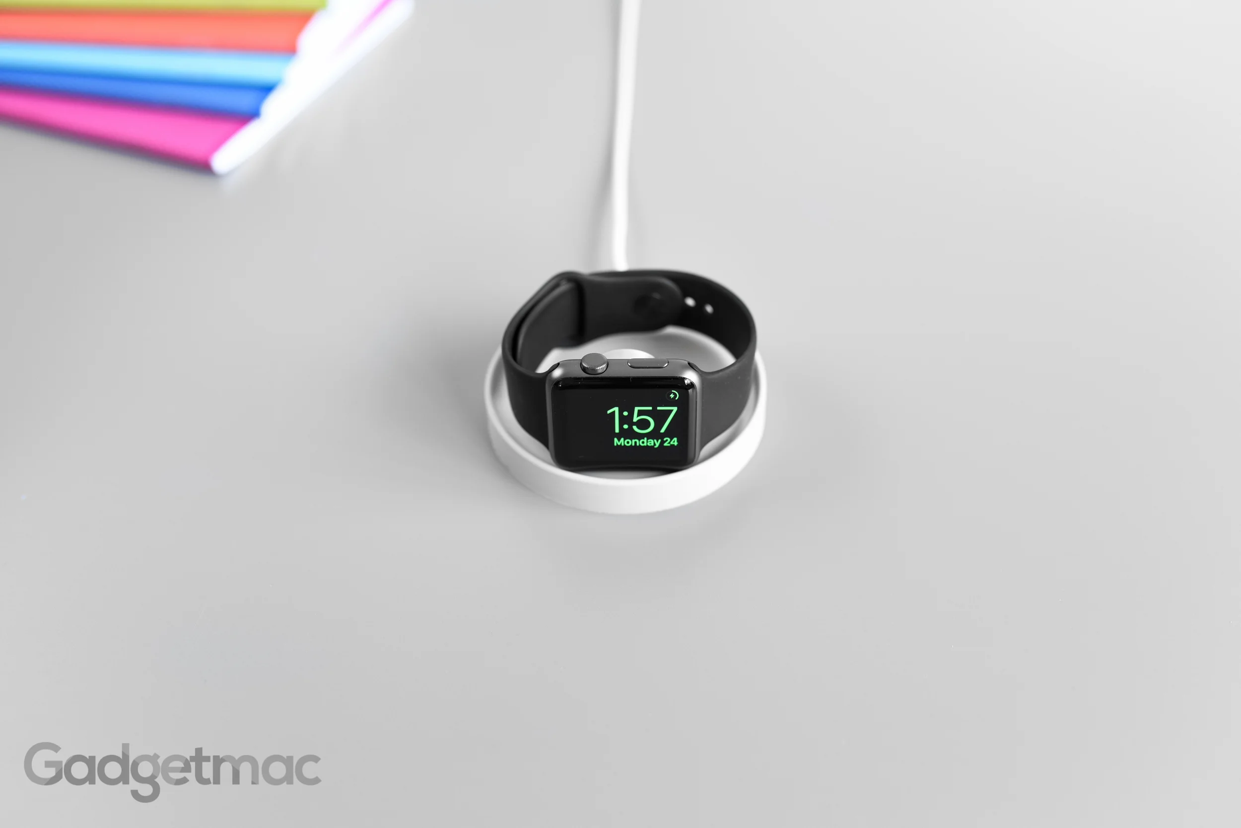 bluelounge_kosta_magnetic_apple_watch_coaster_dock_nightstand.jpg