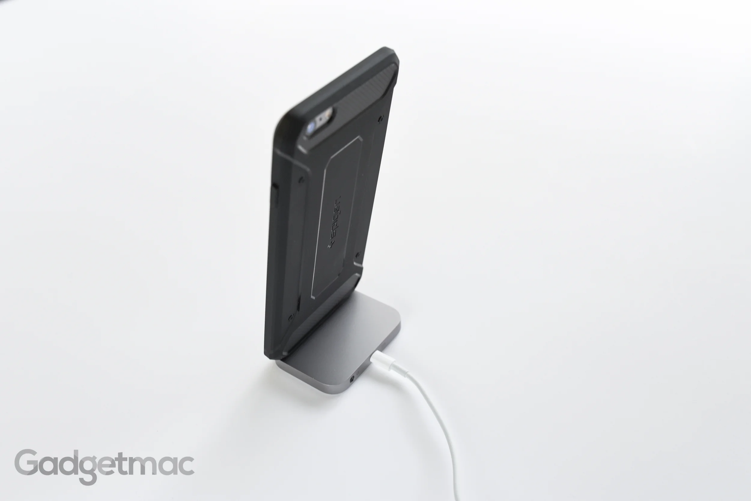 apple-aluminum-lightning-dock-for-iphone-6s-docked-with-case.jpg