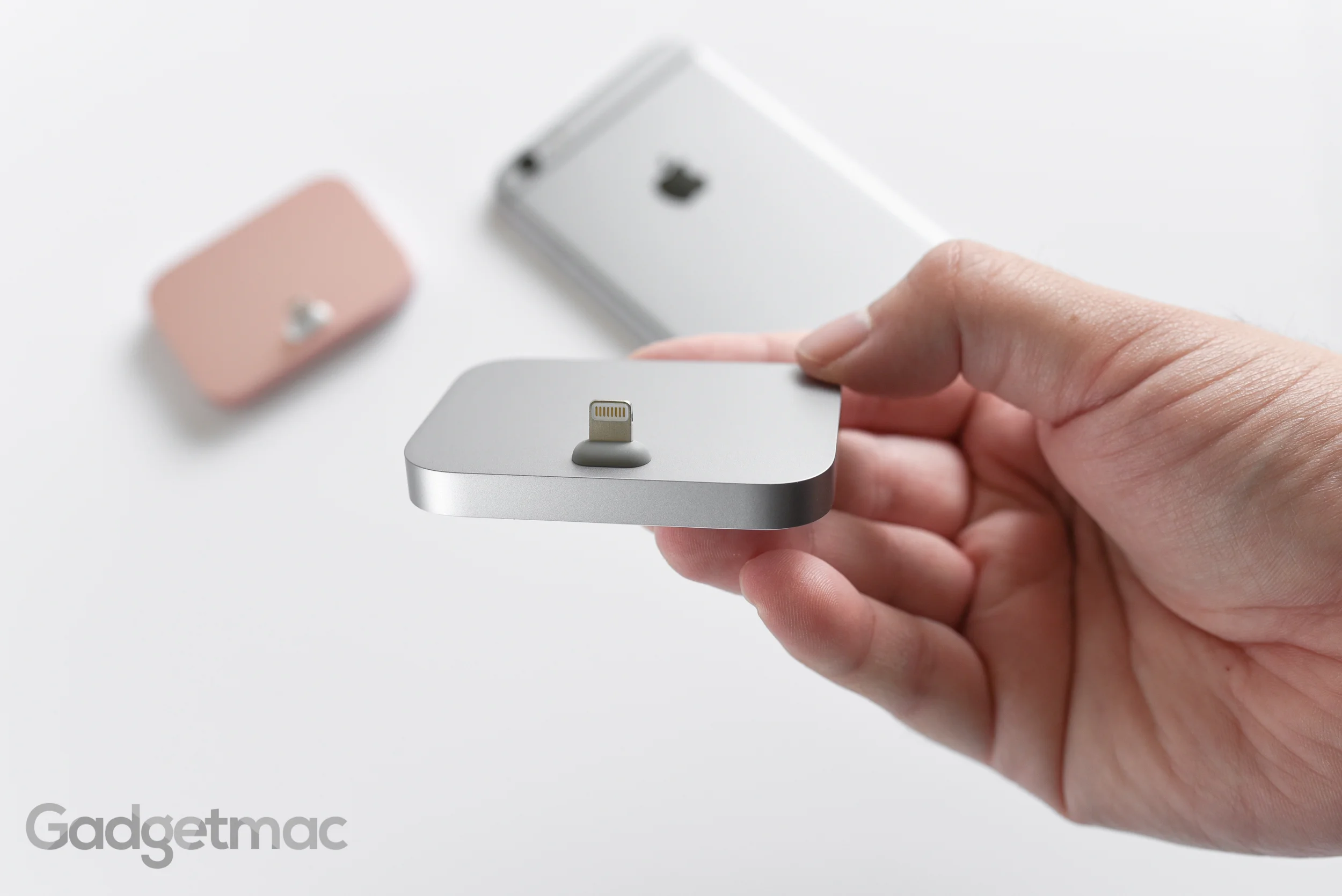 apple-aluminum-space-gray-iphone-lightning-dock.jpg