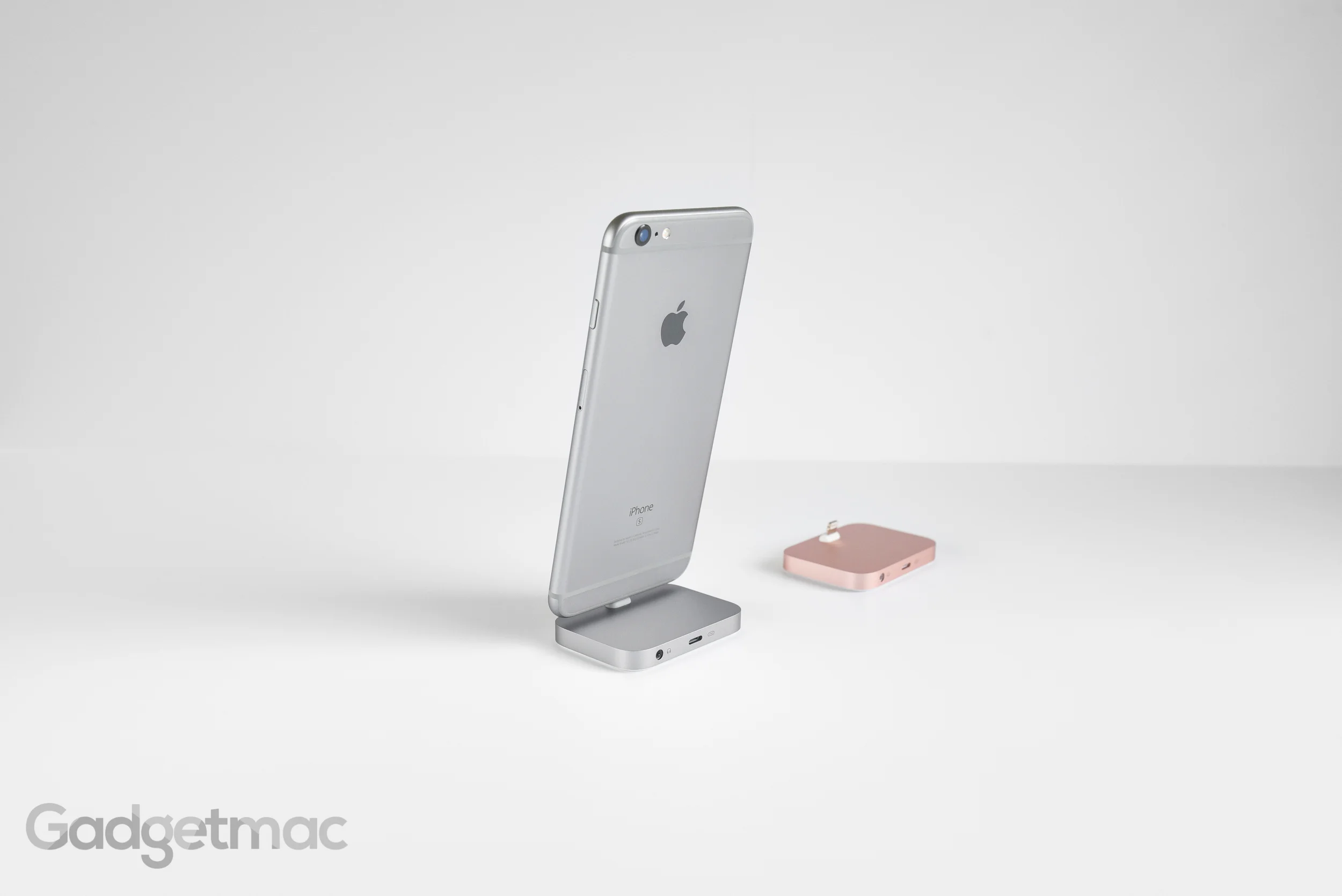 apple-aluminum-space-gray-iphone-6s-plus-lightning-dock-back.jpg