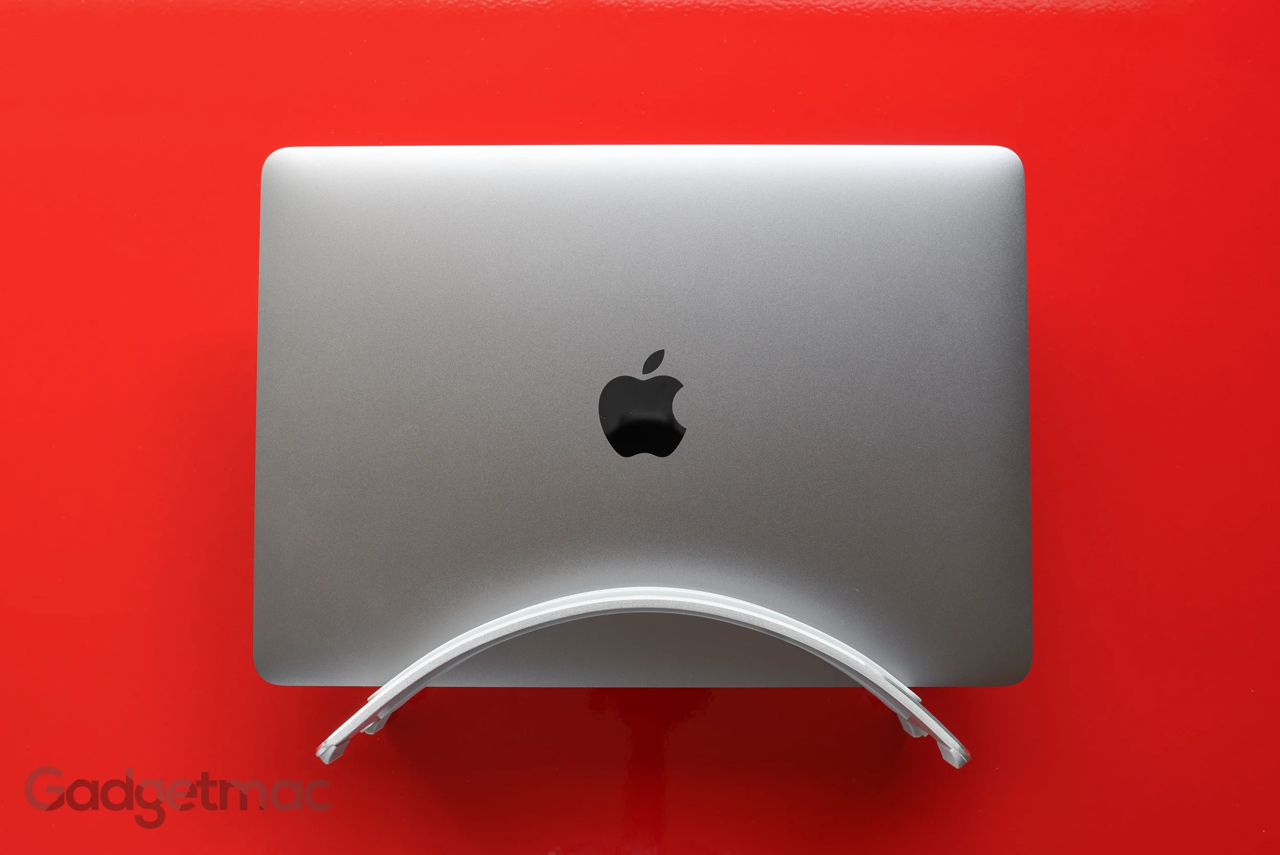 twelve-south-bookarc-aluminum-desktop-stand-space-gray-retina-macbook.jpg