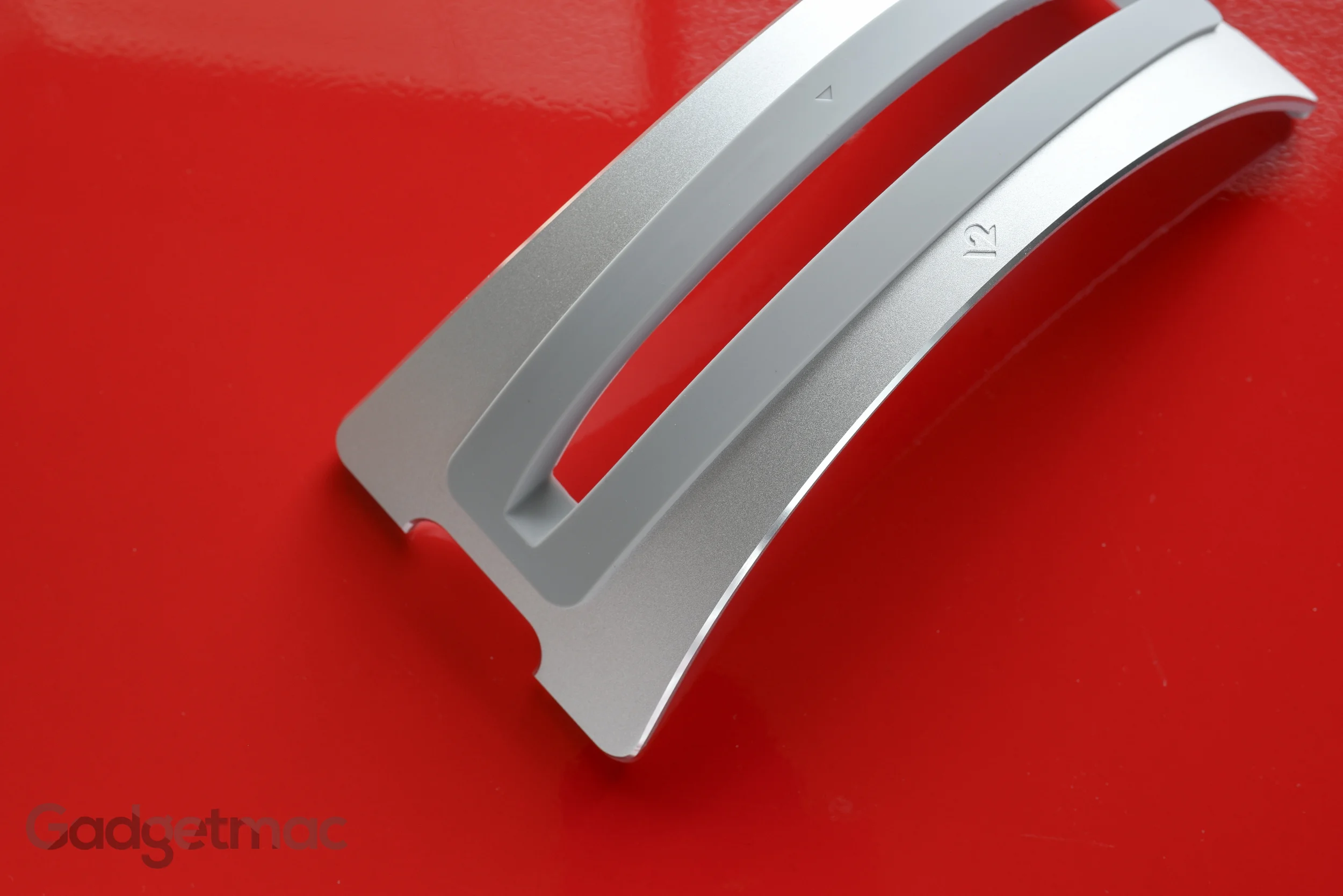 twelve-south-bookarc-aluminum-vertical-macbook-desktop-stand-chamfered-detail.jpg