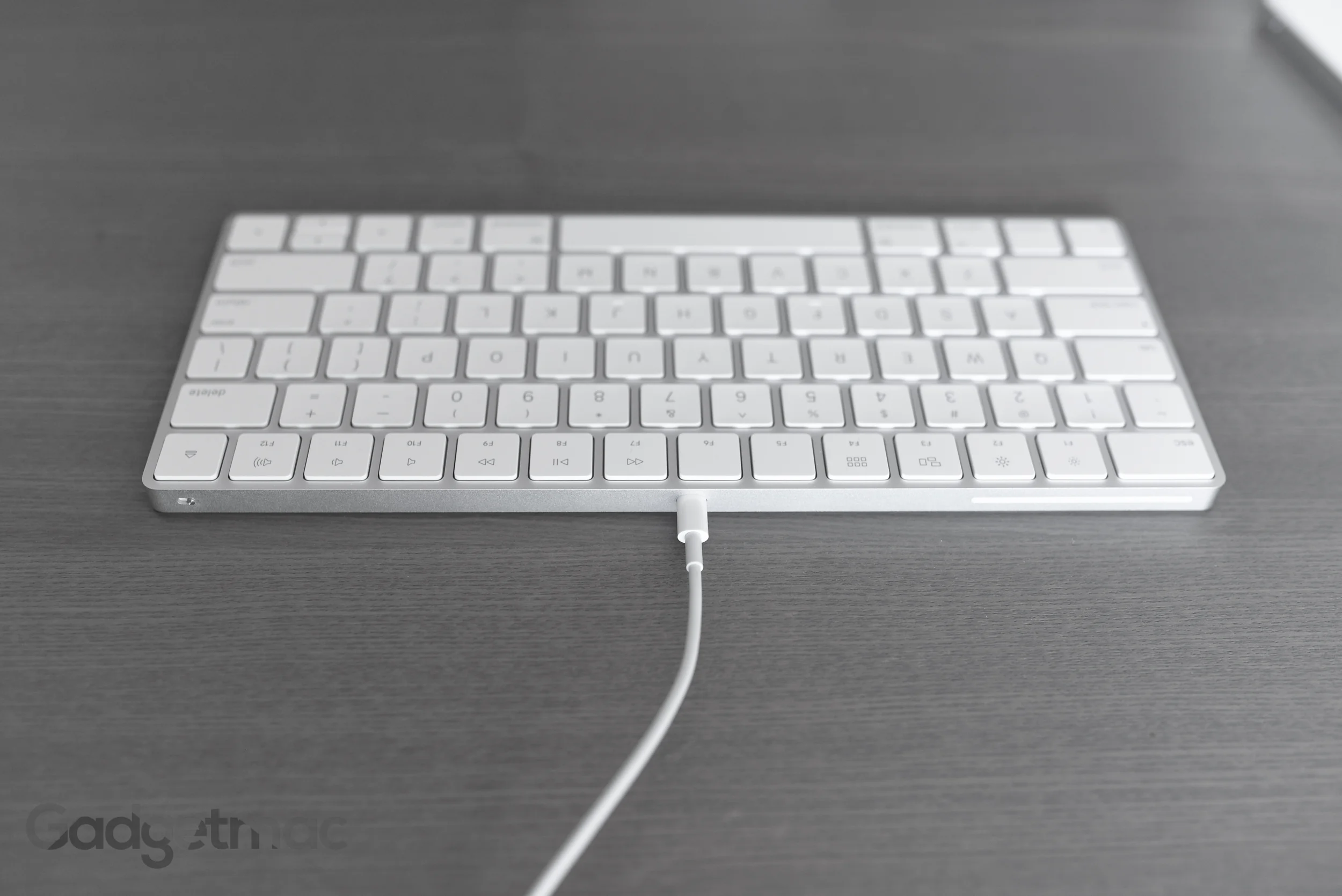 apple-magic-keyboard-lightning-cable.jpg