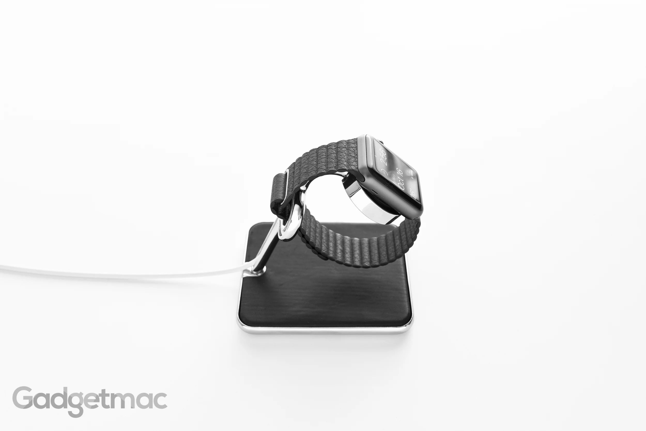 twelve-south-forte-charging-stand-apple-watch-side.jpg