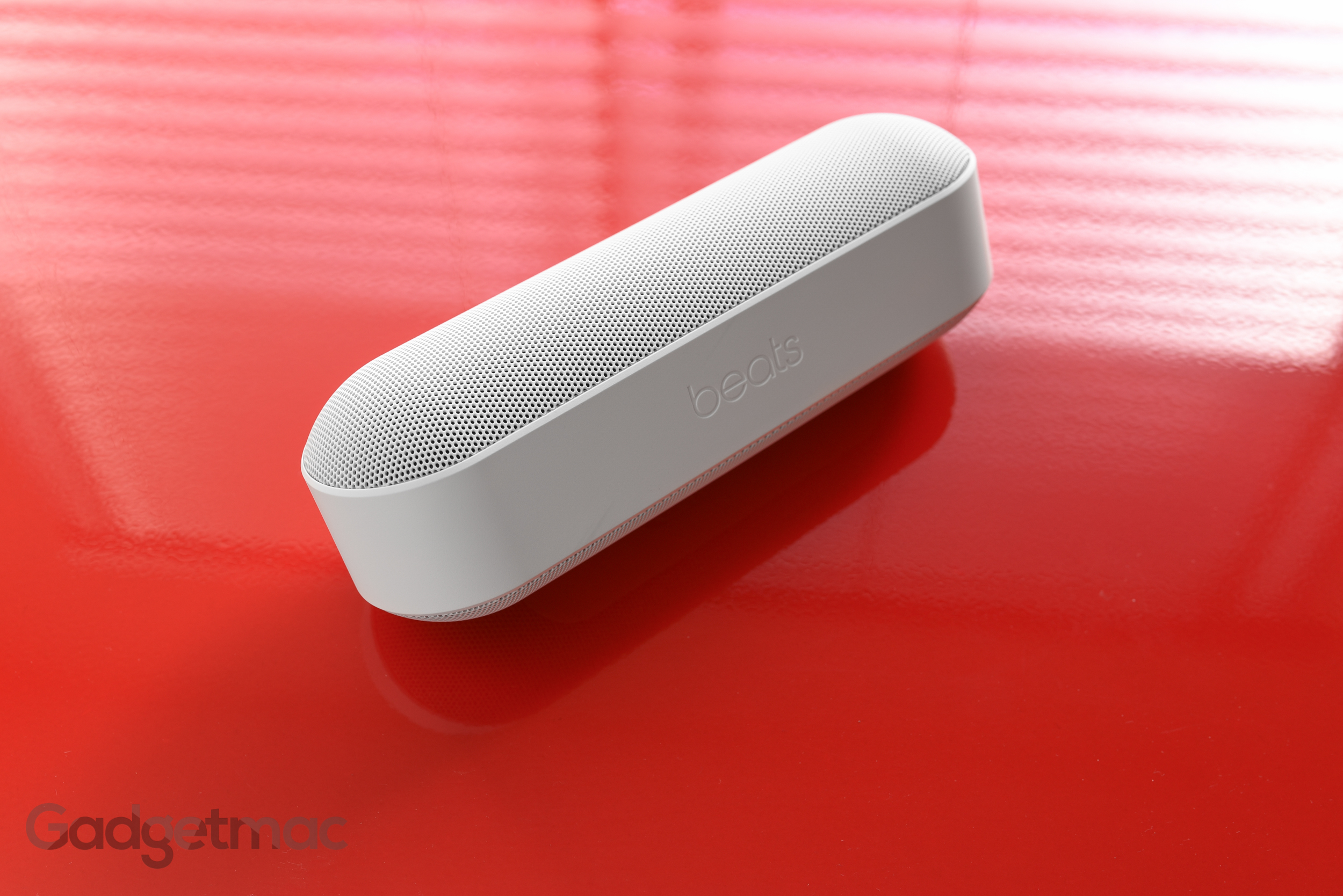 beats pill charging light stays red