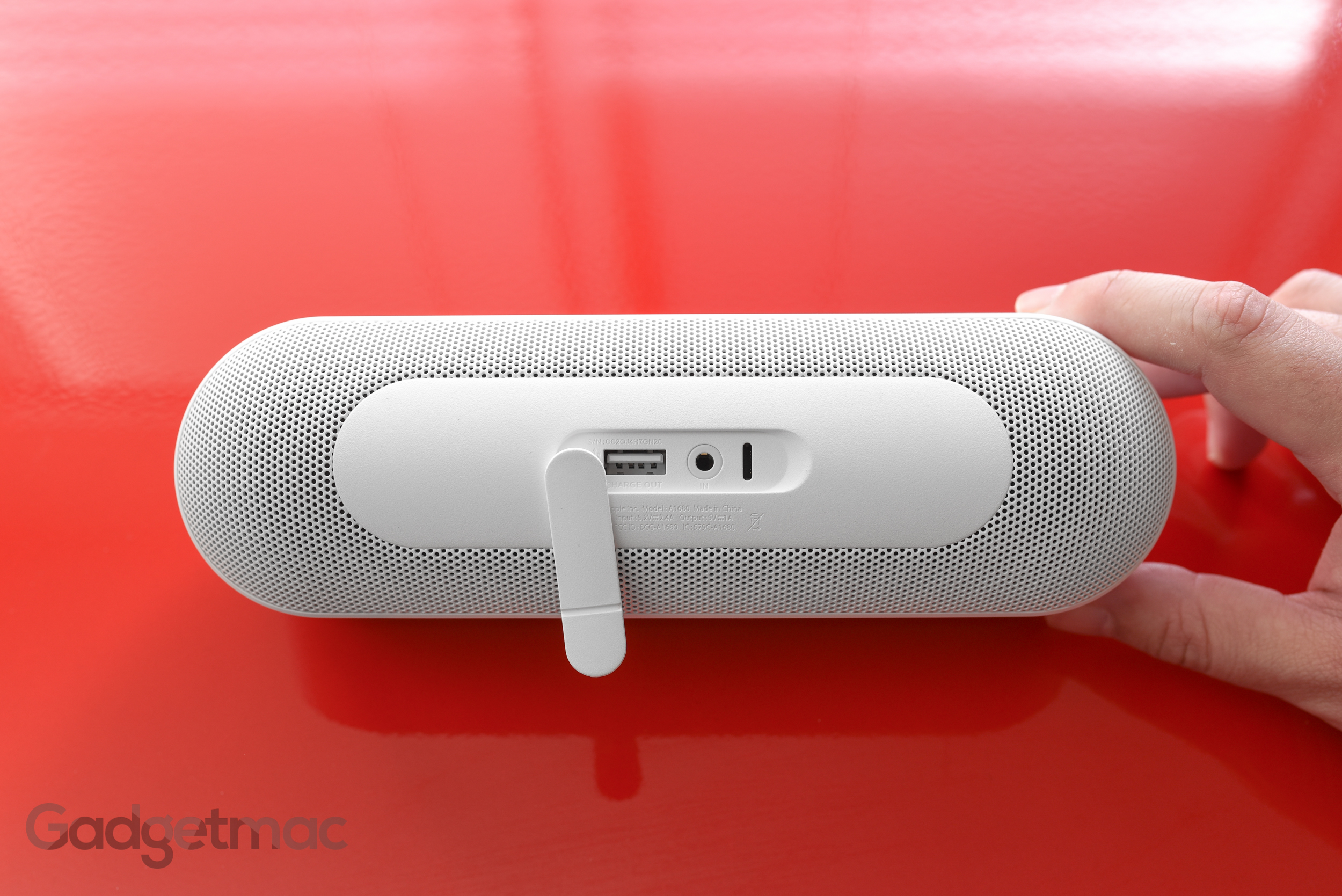 how to charge a beats pill