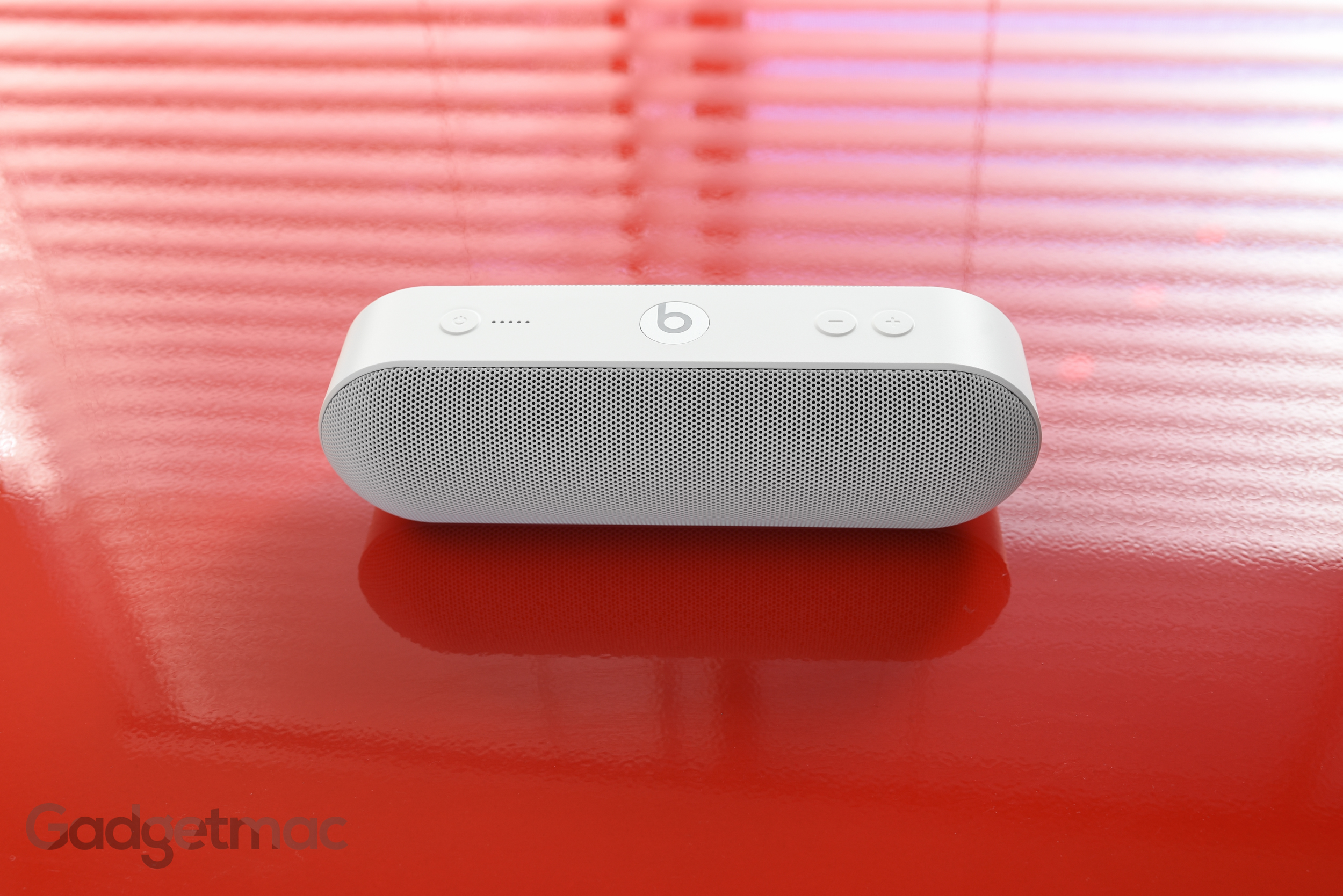 beats pill charging light stays red