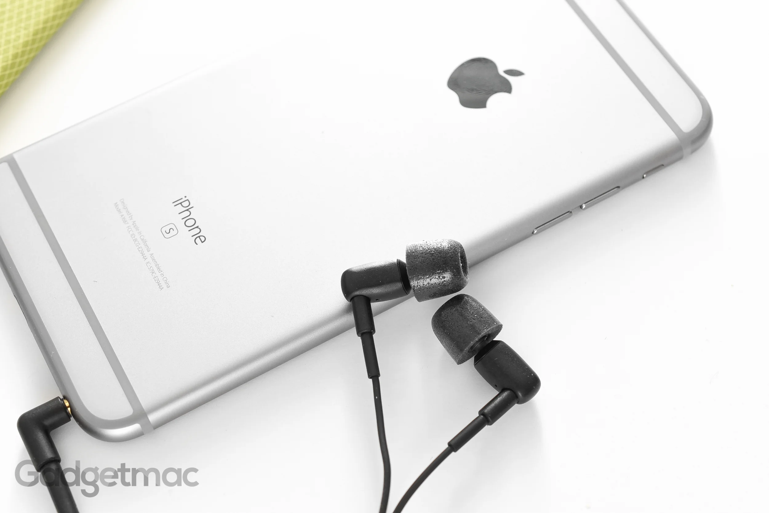 q-jays-2-in-ear-reference-headphones-all-metal-iphone-6s-plus.jpg