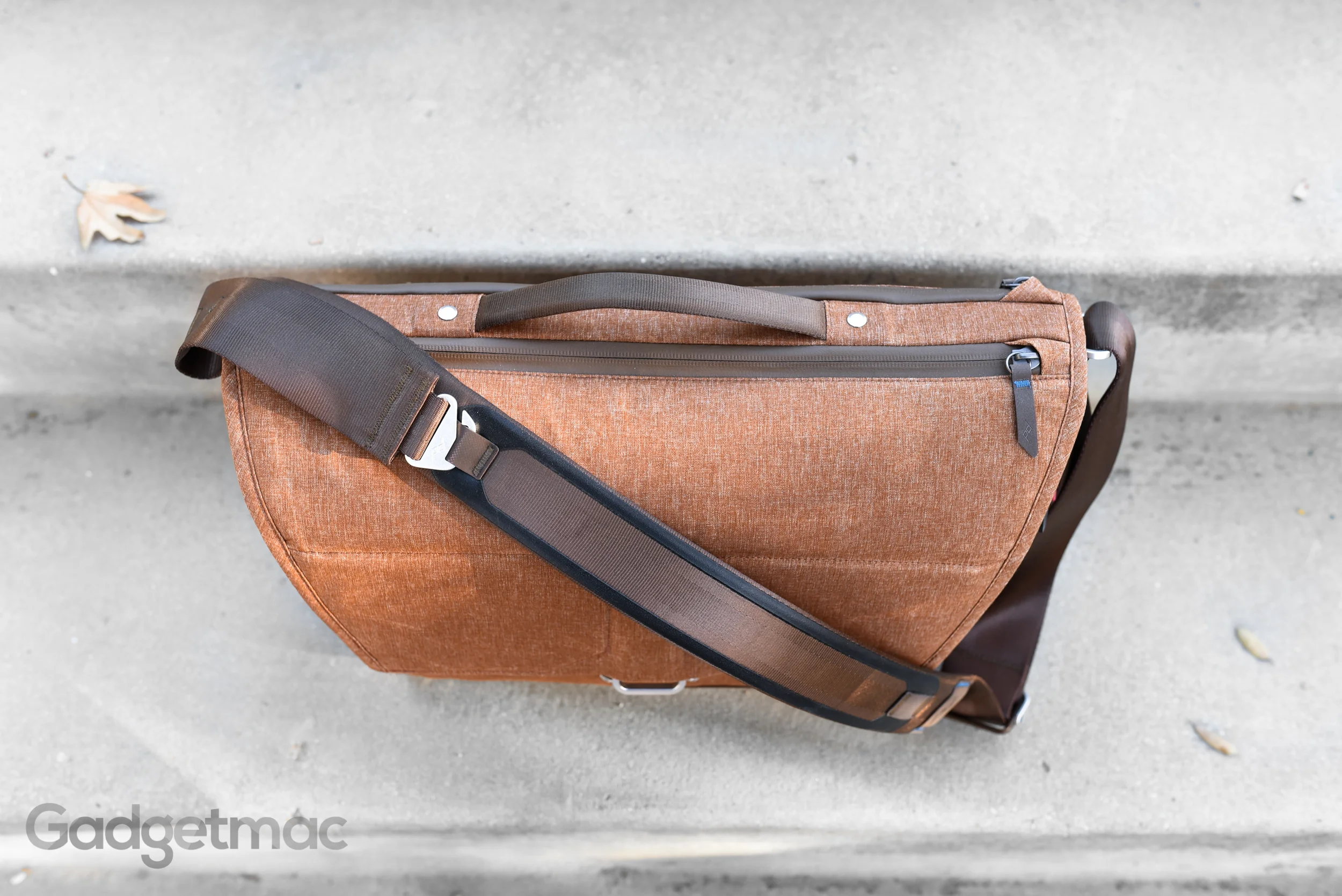 peak-design-everyday-messenger-bag-top.jpg