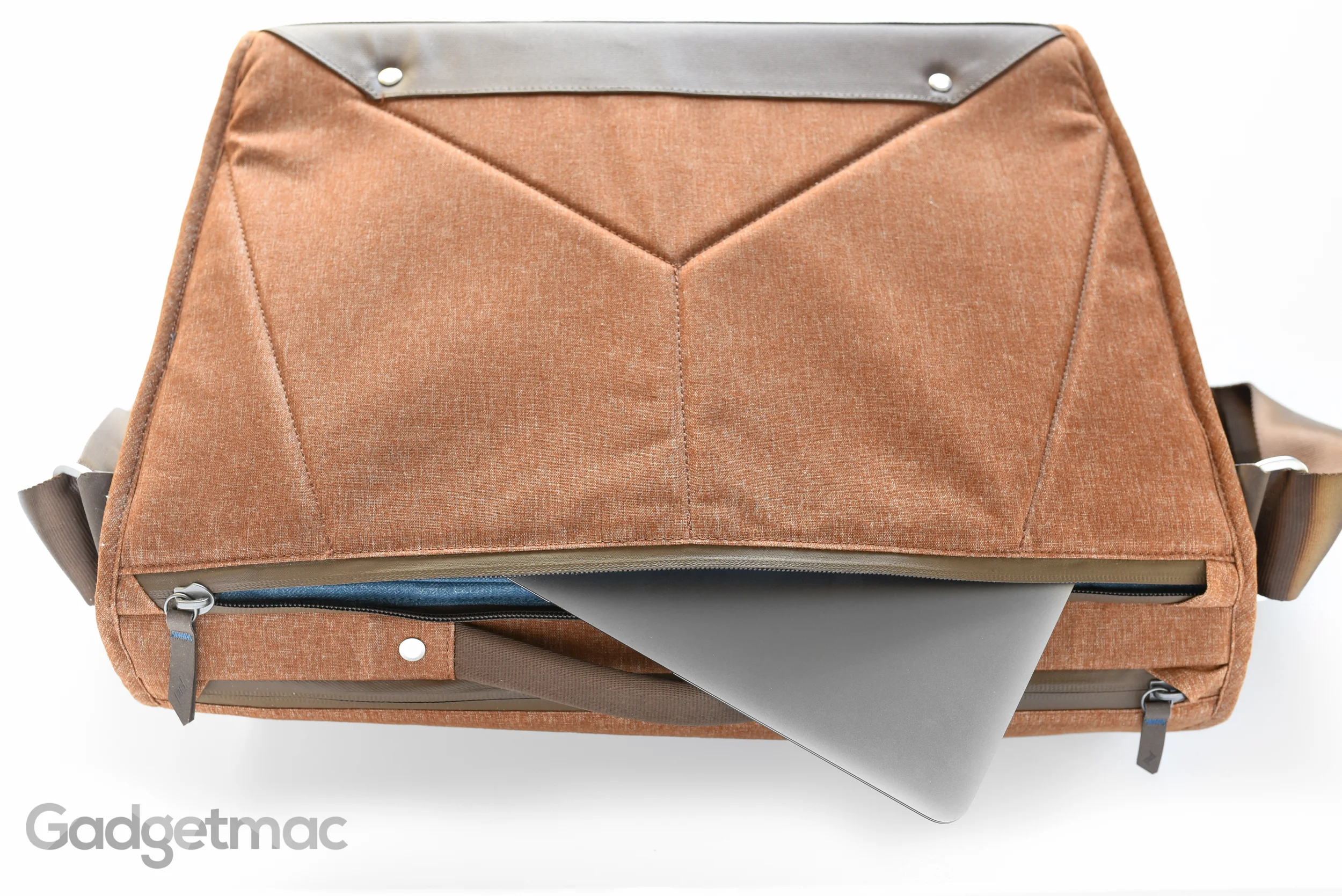 peak-design-the-everyday-messenger-laptop-ipad-camera-gear-bag.jpg