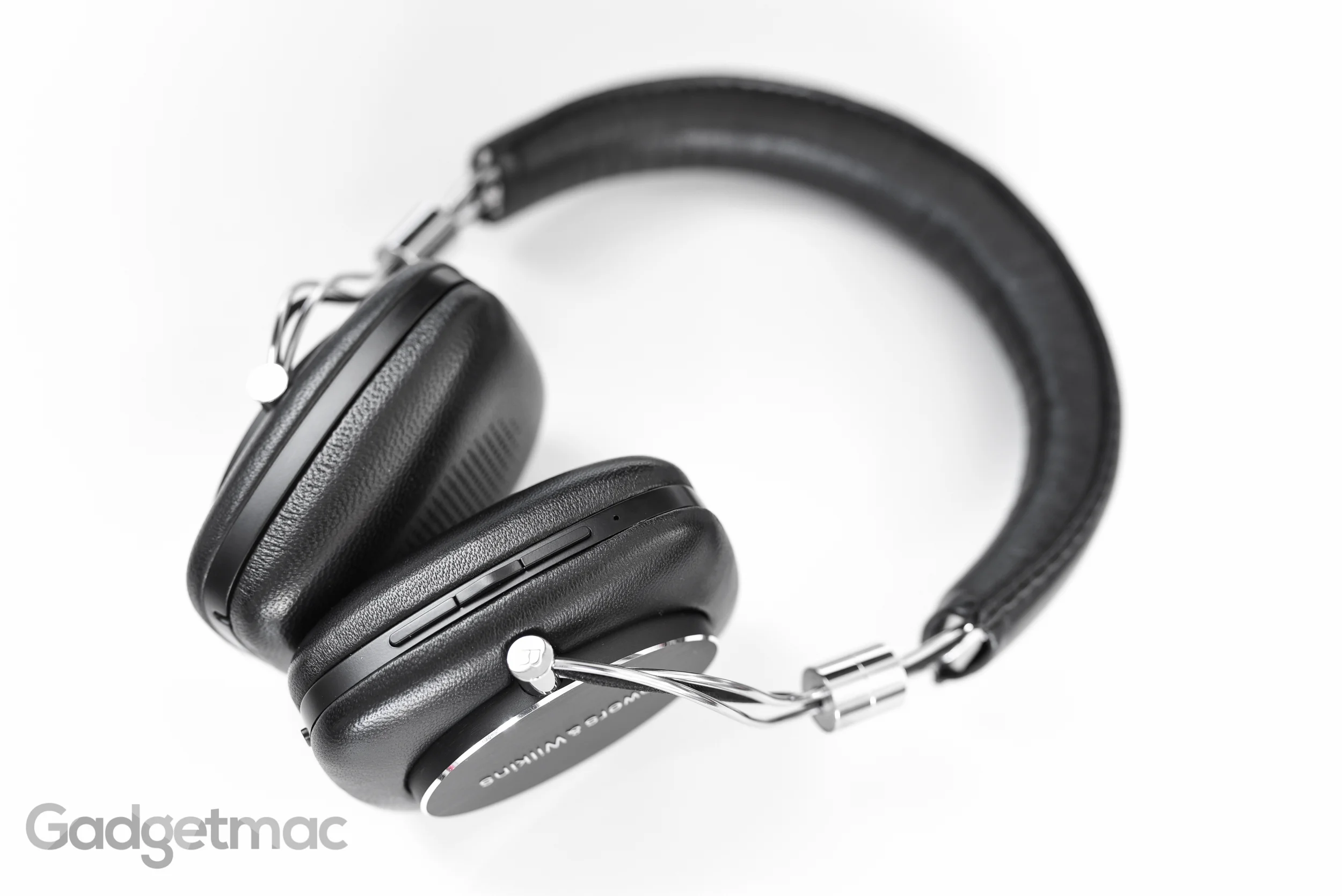 bowers-wilkins-p5-wireless-headphones-on-board-button-controls.jpg