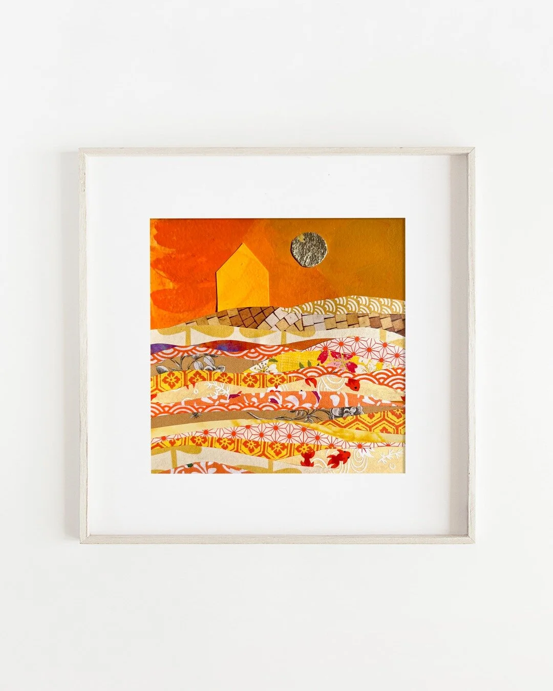 Incontournable petite maison sur sa colline ! En voici une jaune, orang&eacute;e pour mettre de la lumi&egrave;re chez toi 🌼

🌙 Disponible sur ma boutique en ligne
⛓ Lien pour l'acheter dans ma bio

👉 Je peux aussi cr&eacute;er ta petite maison av