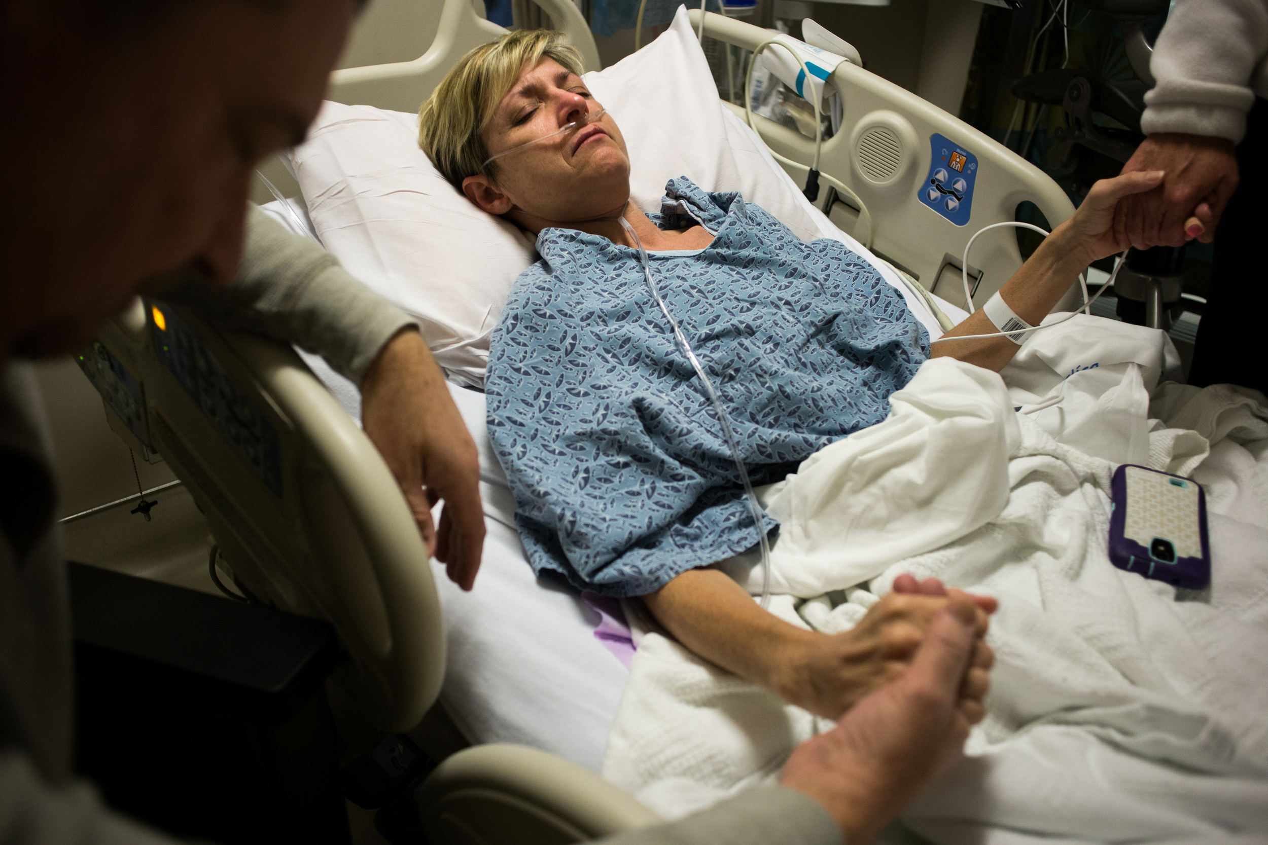 On November 21, 2015, Autum received a call that a pair of lungs had been approved for her transplant. Mitch and Autum’s best friend, Kelli McPhail, take her hands and lift her up in prayer before she is taken to the operating room. "I have f