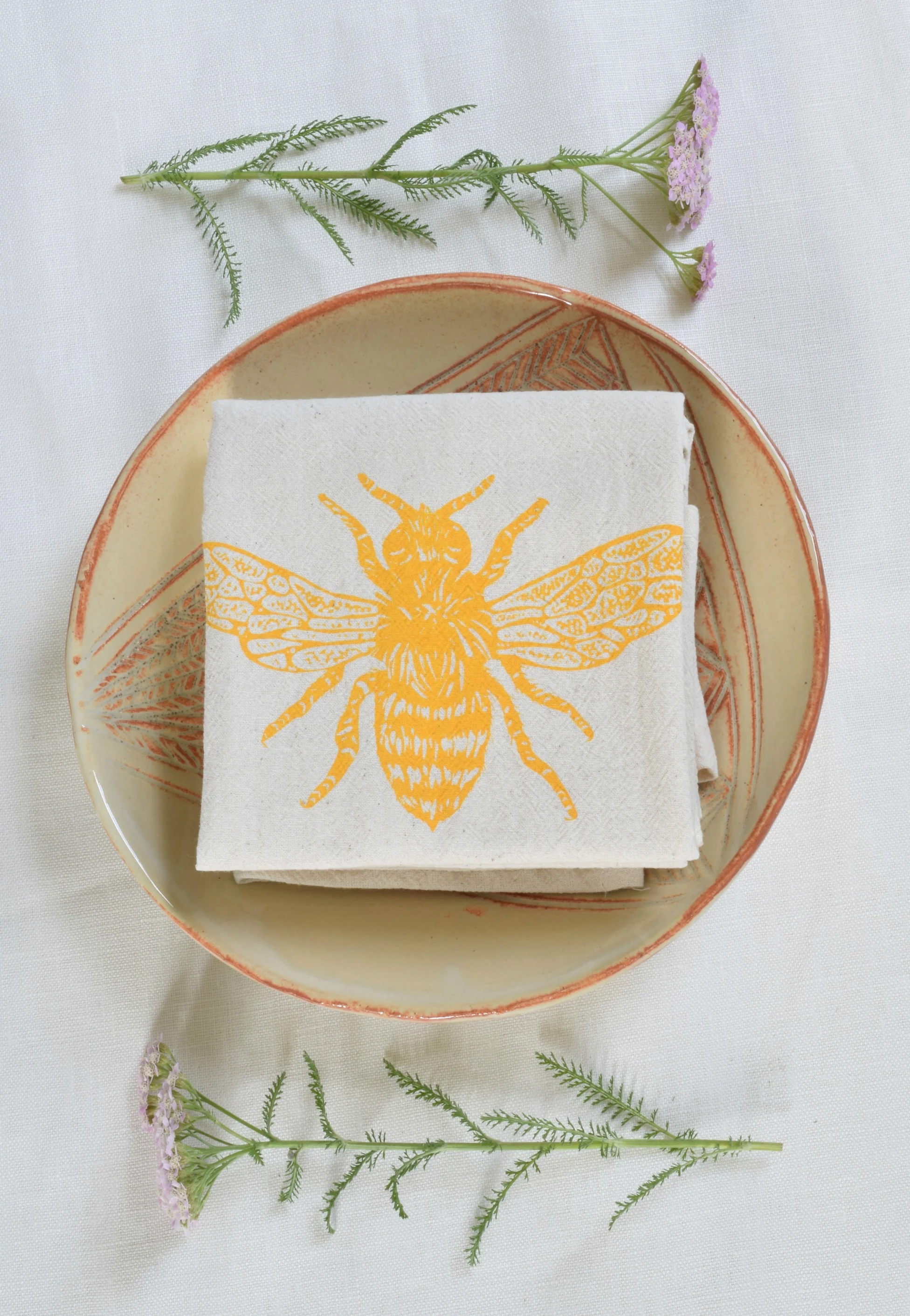 yellowbee1.jpg