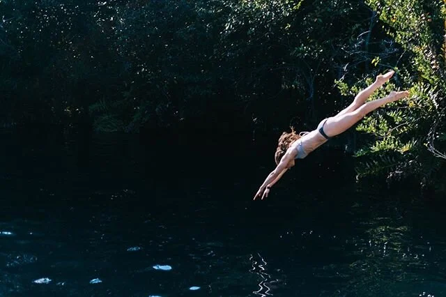I could swipe between these two frames all day. #splash #thosefeettho #ballerinastatus