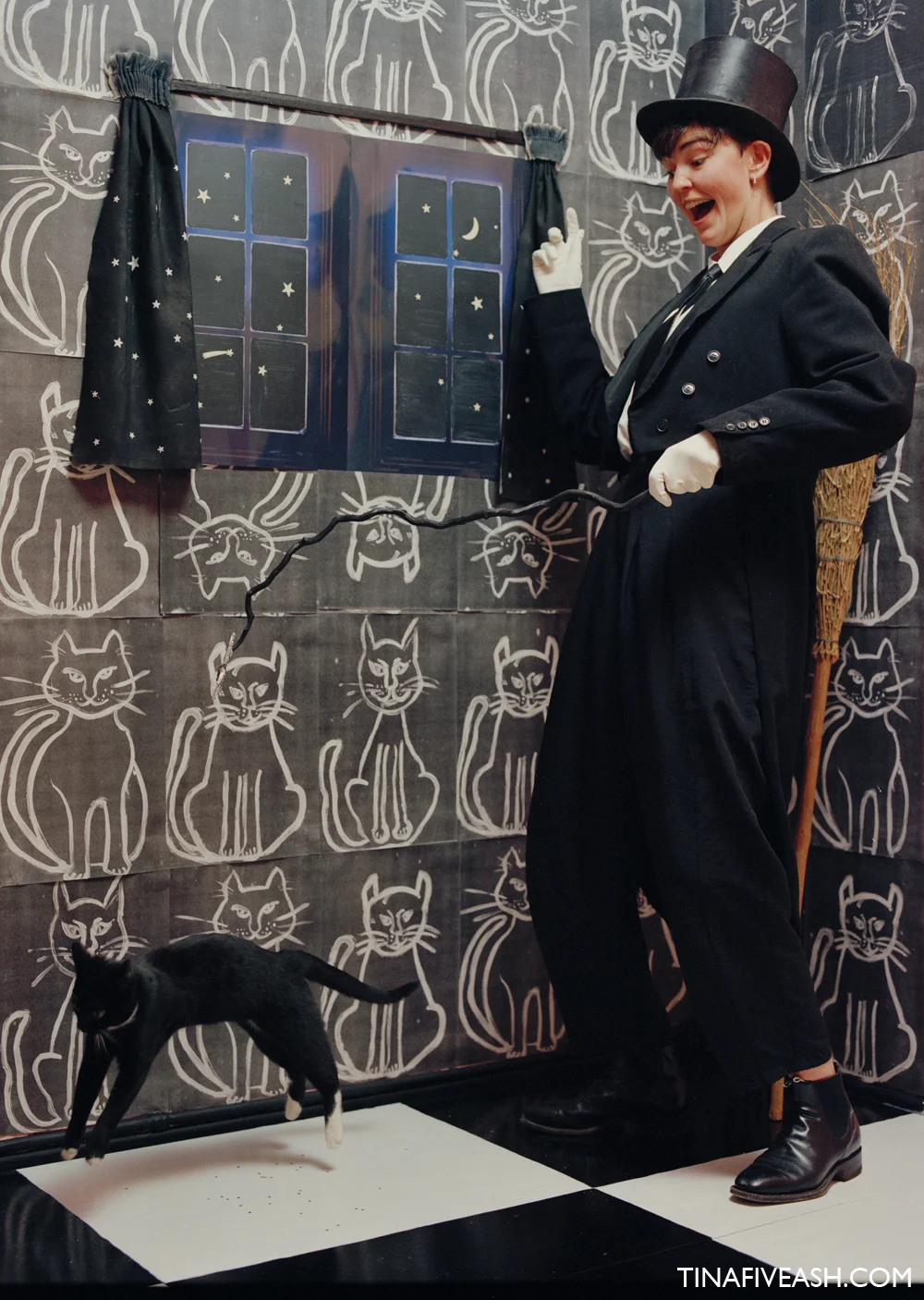 MAGICIANS-FAMILIAR-WEB.jpg