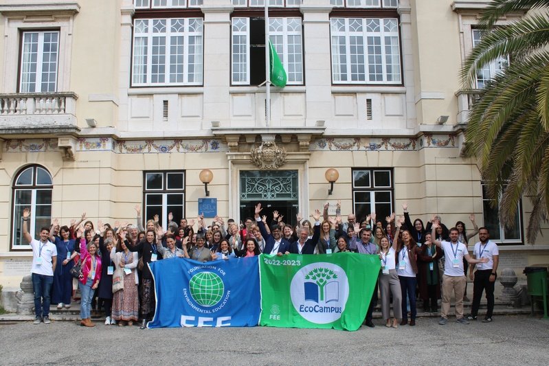 Ecocampus big group and flags.jpg