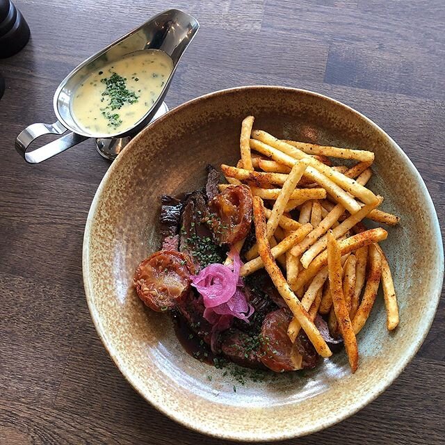 Dagens lunch!

Grillad flankstek med bearnaises&aring;s, r&ouml;dvinssky, bakade tomater &amp; pommes frites 
Grillad flankstek med bearnaises&aring;s, r&ouml;dvinssky bakade tomater &amp; pommes frites

Inkokt lax med örtmajonnäs, picklad lök sam