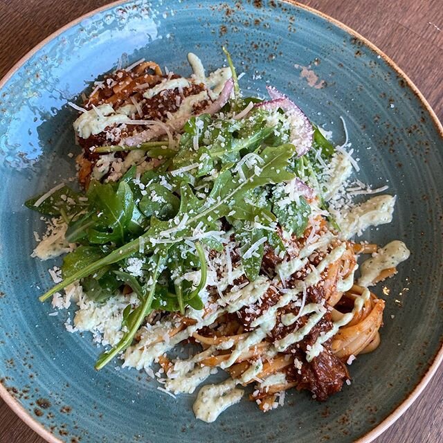 DAGENS LUNCH 
Pasta &rdquo;Bolognese&rdquo;
p&aring; h&ouml;grev med linguine, basilkayoghurt, grana padano och ruccolasallad. 
Rimmad lax
med dillstuvad potatis, dill och citron. 
V&aring;ren grillade prim&ouml;rer (morot, sparris)
med &ouml;rtrosta